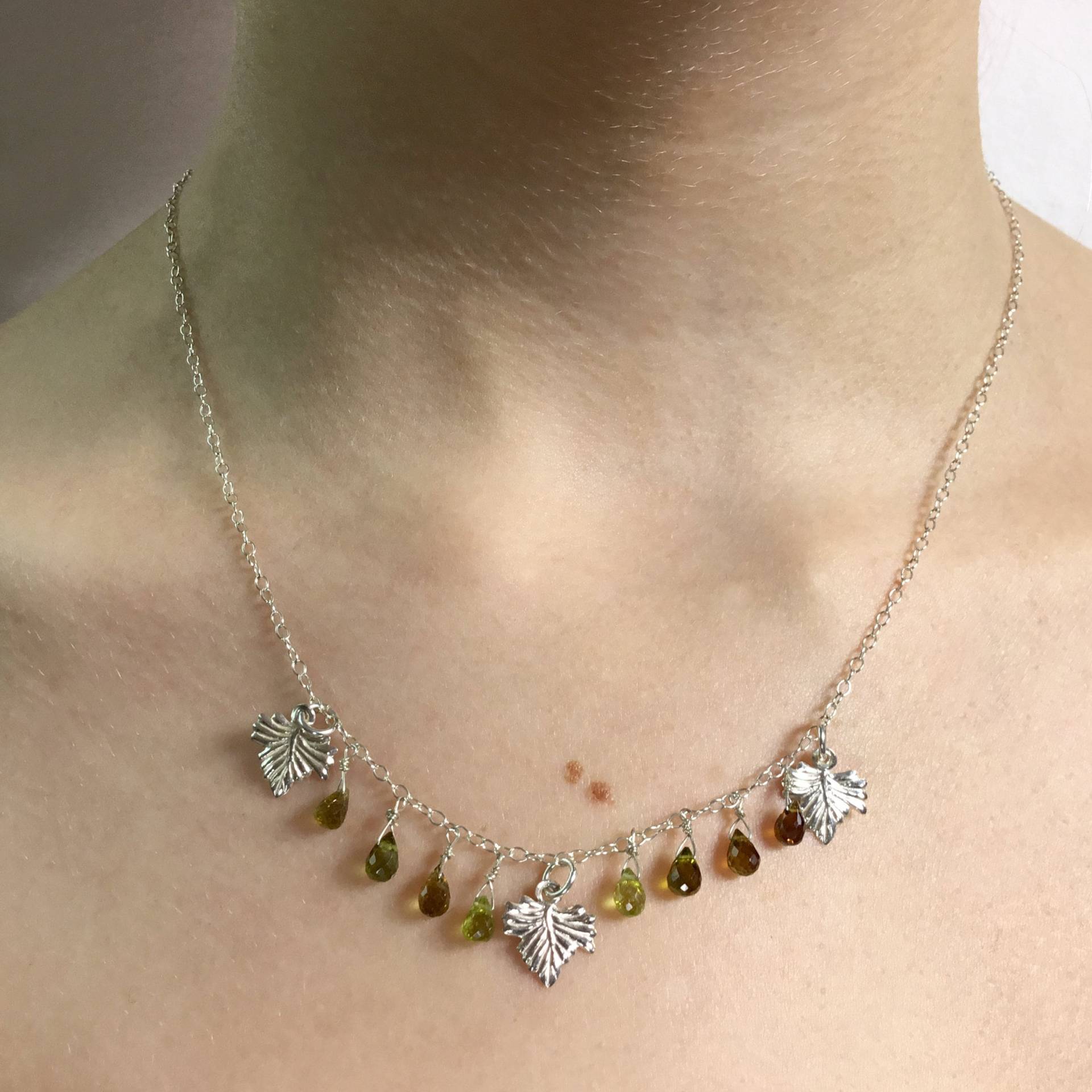 Boho Grüner Turmalin Blatt Anhänger Halskette, Edelsteine Erdfarben von AspasiaJewellery