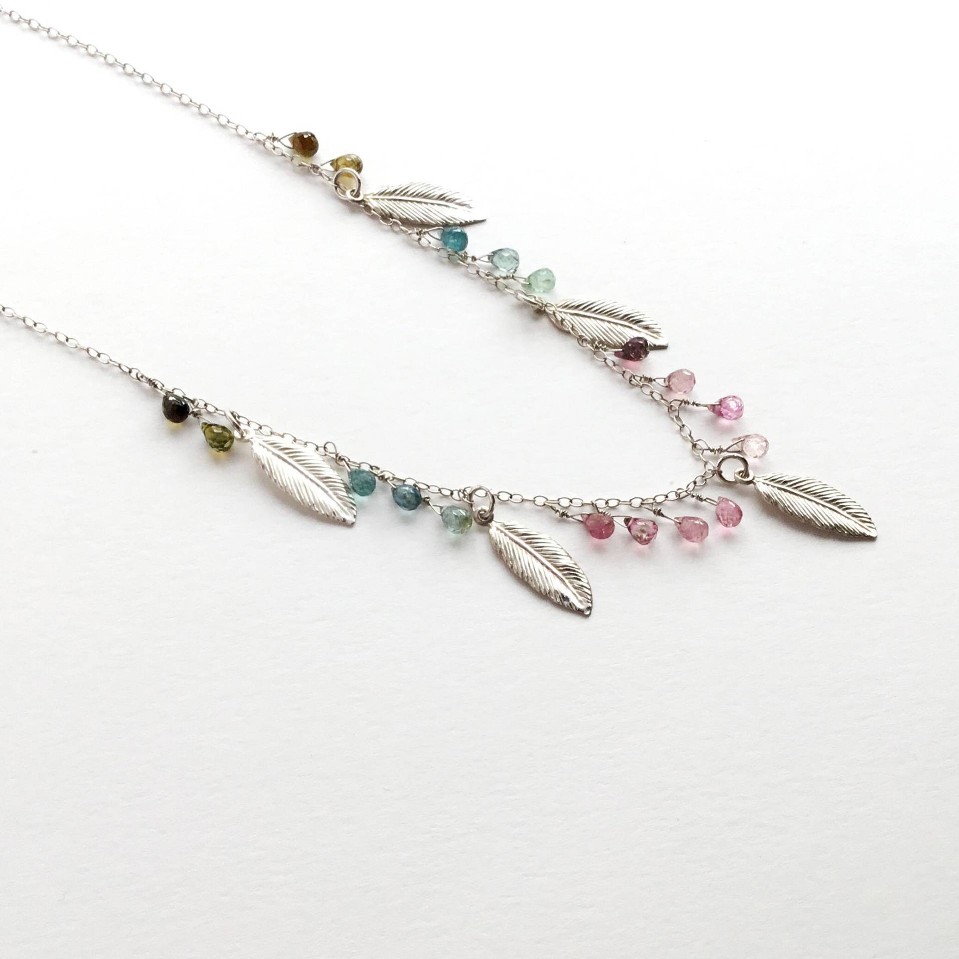 Handgemachte Wassermelone Turmalin Edelstein Blatt Charm Halskette von AspasiaJewellery