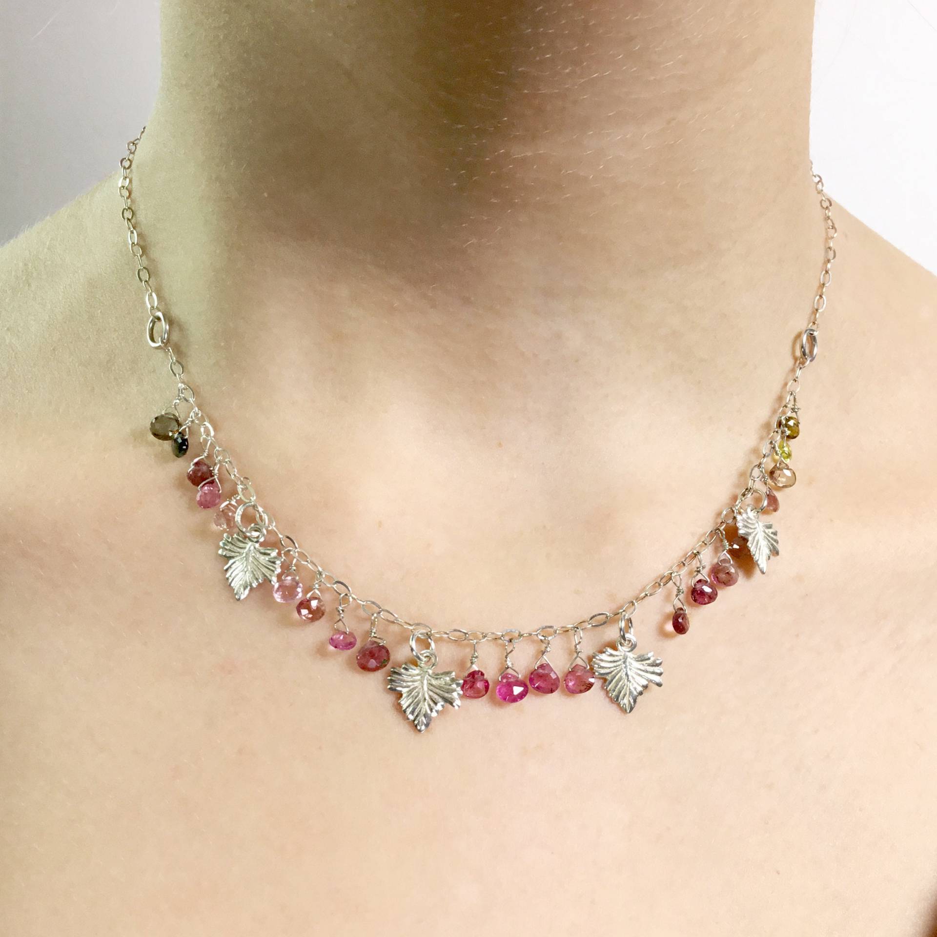 Handgemachte Wassermelone Turmalin Blatt Anhänger Halskette in Sterling Silber von AspasiaJewellery