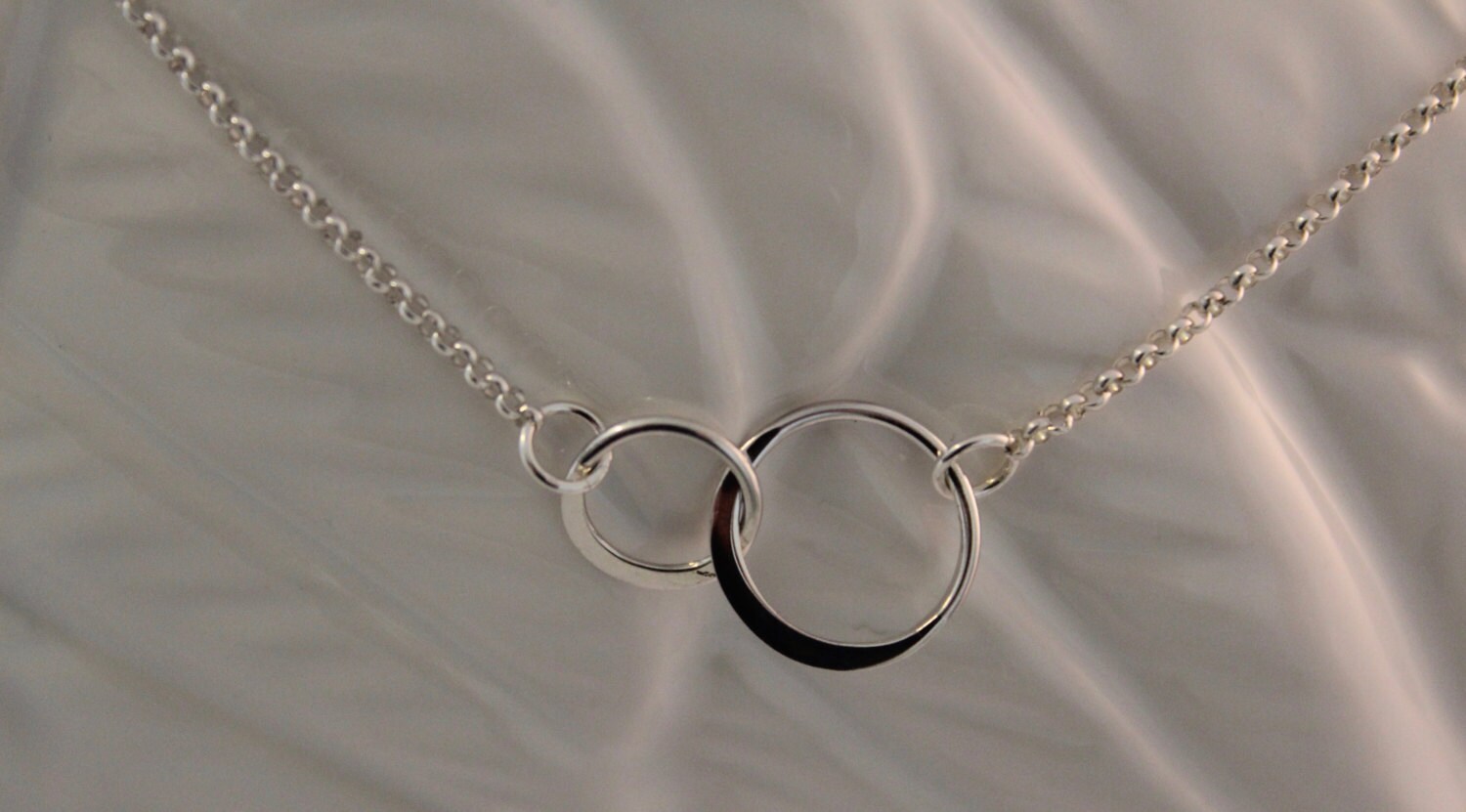 Double Circle Halskette - Silberne Ewigkeit Karma Hoop Silber Kugelkette Double Circle Halskette - Silberne Ewigkeit Karma Hoop Silber Kugelkette von AspenPurple