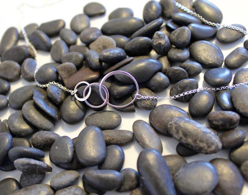 Dreifach-Kreis-Halskette, Drei Kreis Halskette, Silber Ewigkeit Karma Reifen Kugelkette Dreifach-Kreis-Halskette, Drei Kreis Halskette, Silber Ewigkeit Karma Reifen Kugelkette von AspenPurple