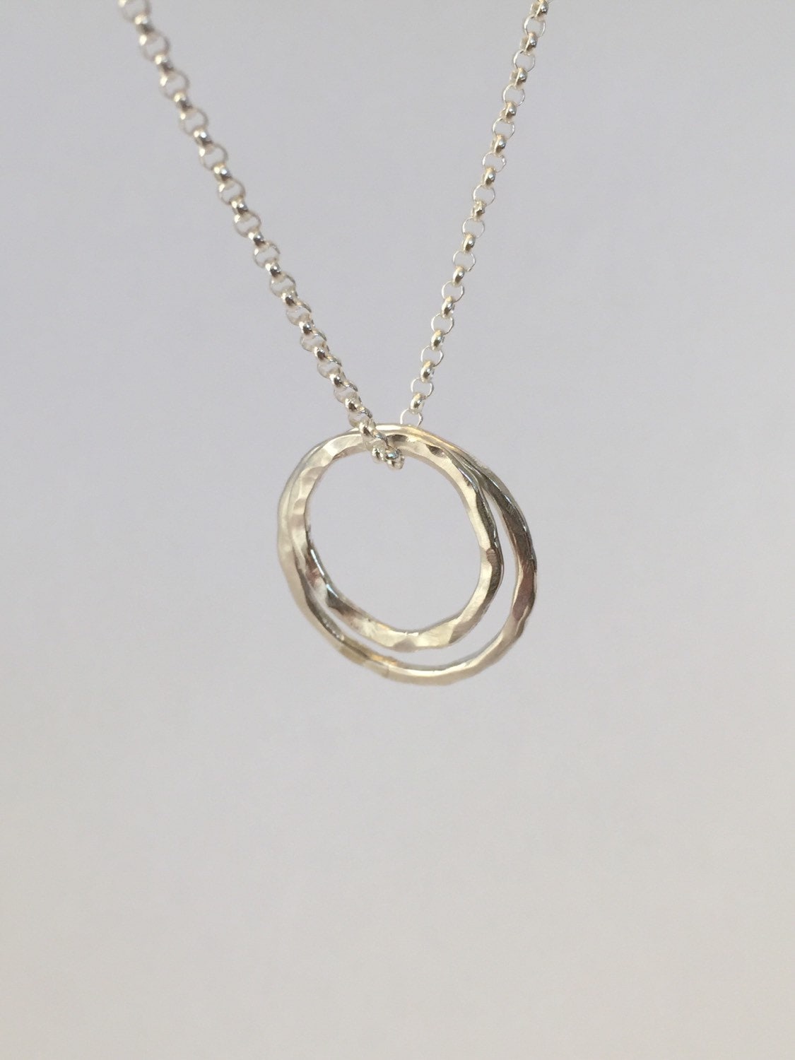 Zwei Circle Link Halskette - Sterling Silber, Ewigkeit Kreis Halskette, Doppel Interlocking Halskette Zwei Circle Link Halskette - Sterling Silber, Ewigkeit Kreis Halskette, Doppel Interlocking Halskette von AspenPurple