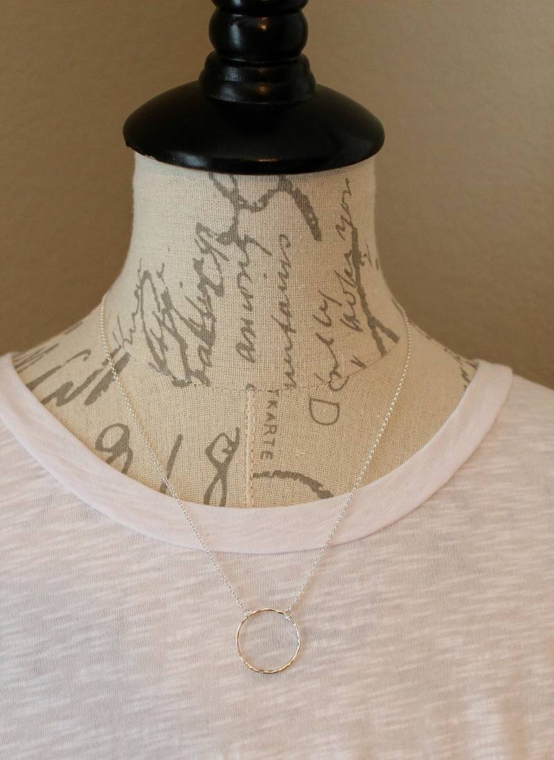 sterling Silber Karma Halskette - Zierliche Zarte Schmuck Einfache Gehämmert Kreis Groß von AspenPurple