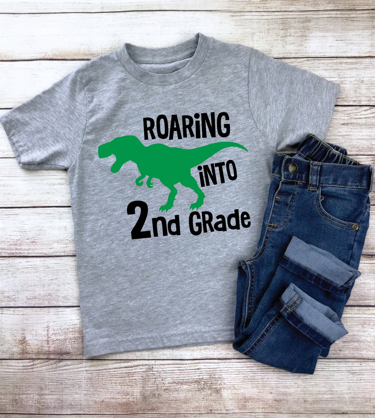 Zweite Klasse Dinosaurier Shirt, Roaring in Die 2.grad/Schul-Shirt, Jungen Jungen-Zweite Jungen-Schul-T-Shirt 2.klasse von Aspenkids