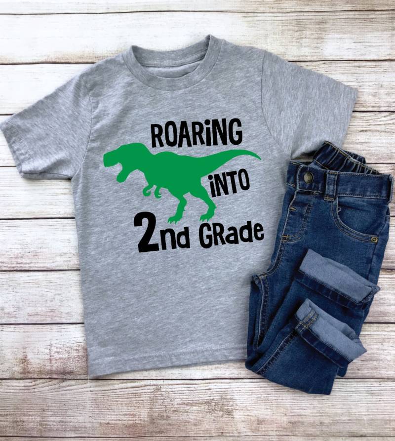 Zweite Klasse Dinosaurier Shirt, Roaring in Die 2.grad/Schul-Shirt, Jungen Jungen-Zweite Jungen-Schul-T-Shirt 2.klasse von Aspenkids