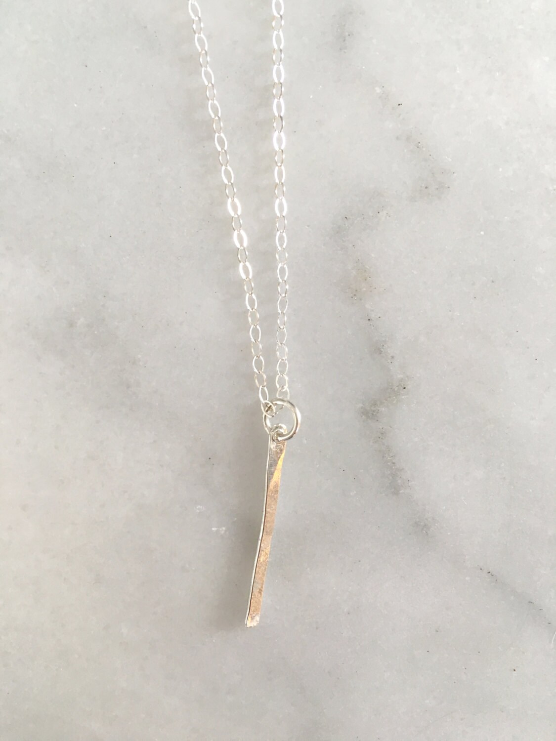 Vertikale Stange 45, 7 cm Bar Halskette. Gold Schichtkette.vertikal Anhänger. Handgehämmert von AsperaJewelry