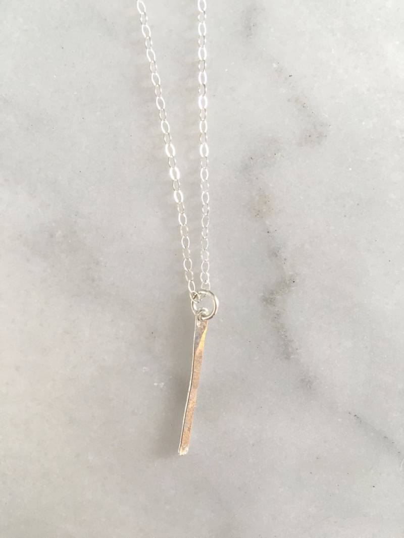 Vertikale Stange 45, 7 cm Bar Halskette. Gold Schichtkette.vertikal Anhänger. Handgehämmert Vertikale Stange 45, 7 cm Bar Halskette. Gold Schichtkette.vertikal Anhänger. Handgehämmert von AsperaJewelry