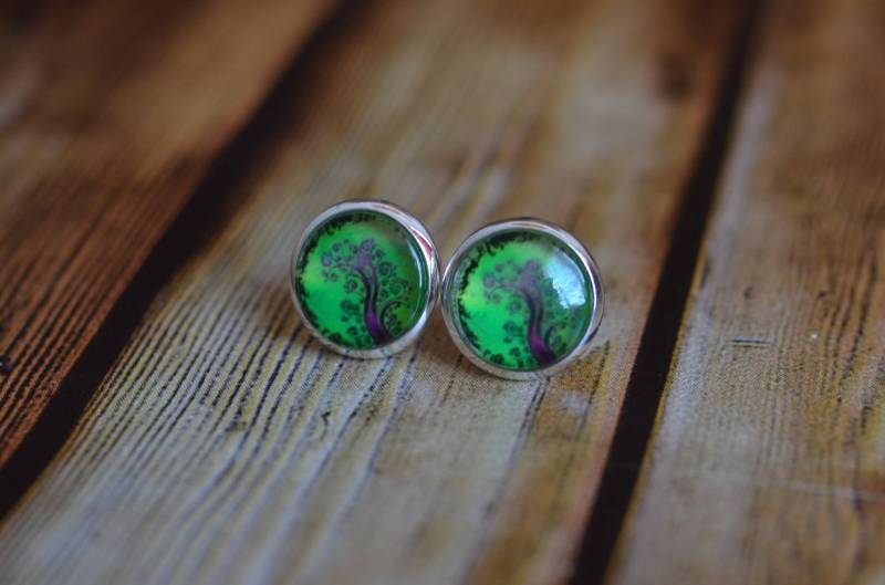 Baum Ohrstecker, Glas Grüner Ohrring, Handgemachte Minimalist Ohrringe, Versilbert Ohrring von AspiralStudio