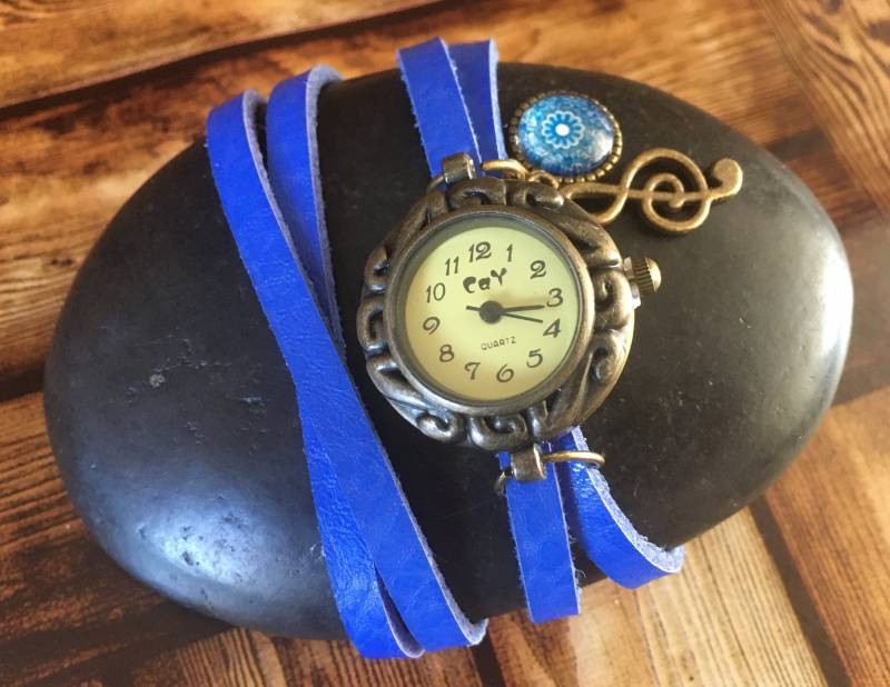 Damen Blau Leder Uhr, Armband Wickeluhr, Musiker Geschenk, Mandala Charm Musik Symbol Charm, Bunter Boho Schmuck von AspiralStudio