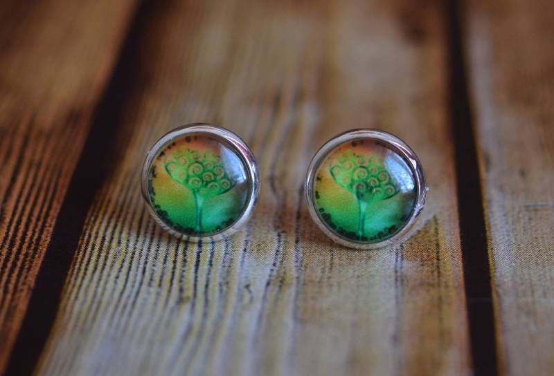 Grüne Baum Ohrringe, Bunte Silber Ohrstecker, Handgefertigte Cabochon Ohrringe von AspiralStudio