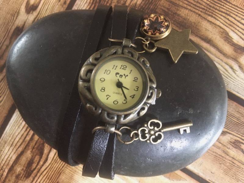 Schwarze Leder Wickeluhr, Damen Armband Uhr, Boho Style Mandala Schmuck, Meditation Yoga Accessoires, Bronze Stern Charm, Surfer von AspiralStudio