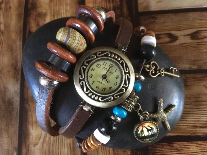 Surfer Style Uhr, Boho Schmuck, Braun Leder Damen Perlen Armband, Wüsten Safari Charme, Giraffe Traveler von AspiralStudio