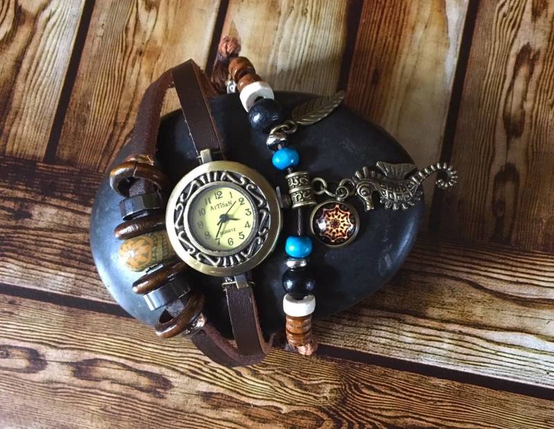 Uhr Im Surferstil, Boho Schmuck, Braune Lederuhr, Damenuhr, Meditationsschmuck, Seepferdchenanhänger, Mandalaanhänger, Yogaschmuck von AspiralStudio