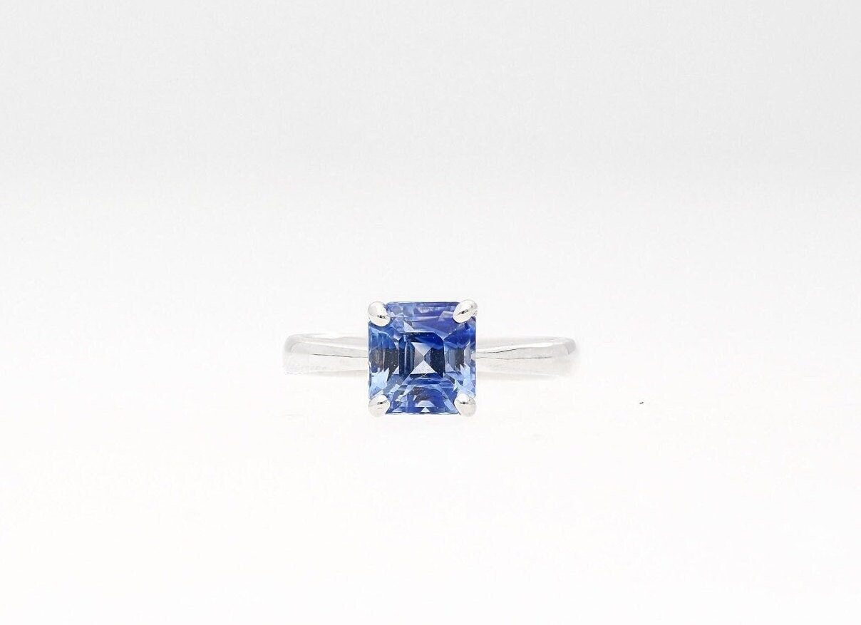 2 Karat Blauer Saphir Solitärring 18 Weißgold, Smaragdschliff Blauer Saphirring, Natürlicher Solitär Weißgoldring von AssayJewelers