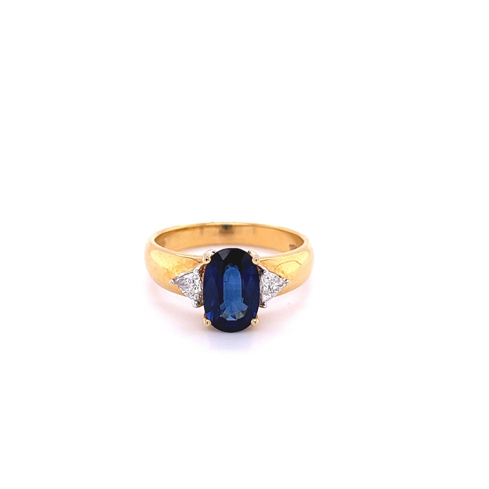 2.32 Karat Oval Cut Blauer Saphir Mit Trillion Diamant Seitensteine in 18K Gelbgold Ring, Ring von AssayJewelers