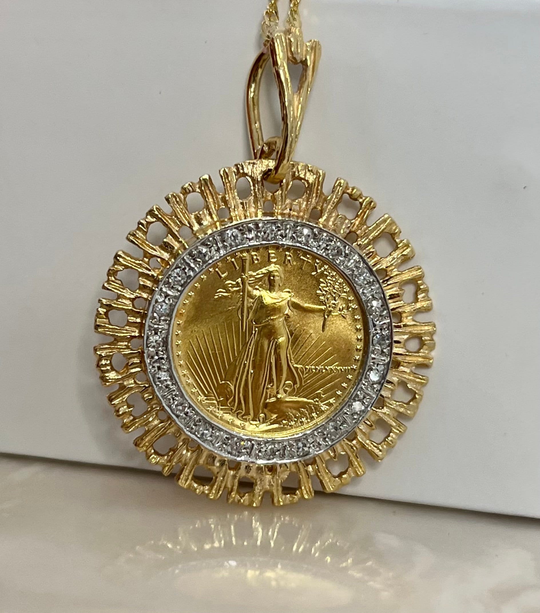 5 Dollar Lady Liberty 22K Gold Anhänger Halskette, Münze Anhänger, Und Diamant Lünette von AssayJewelers