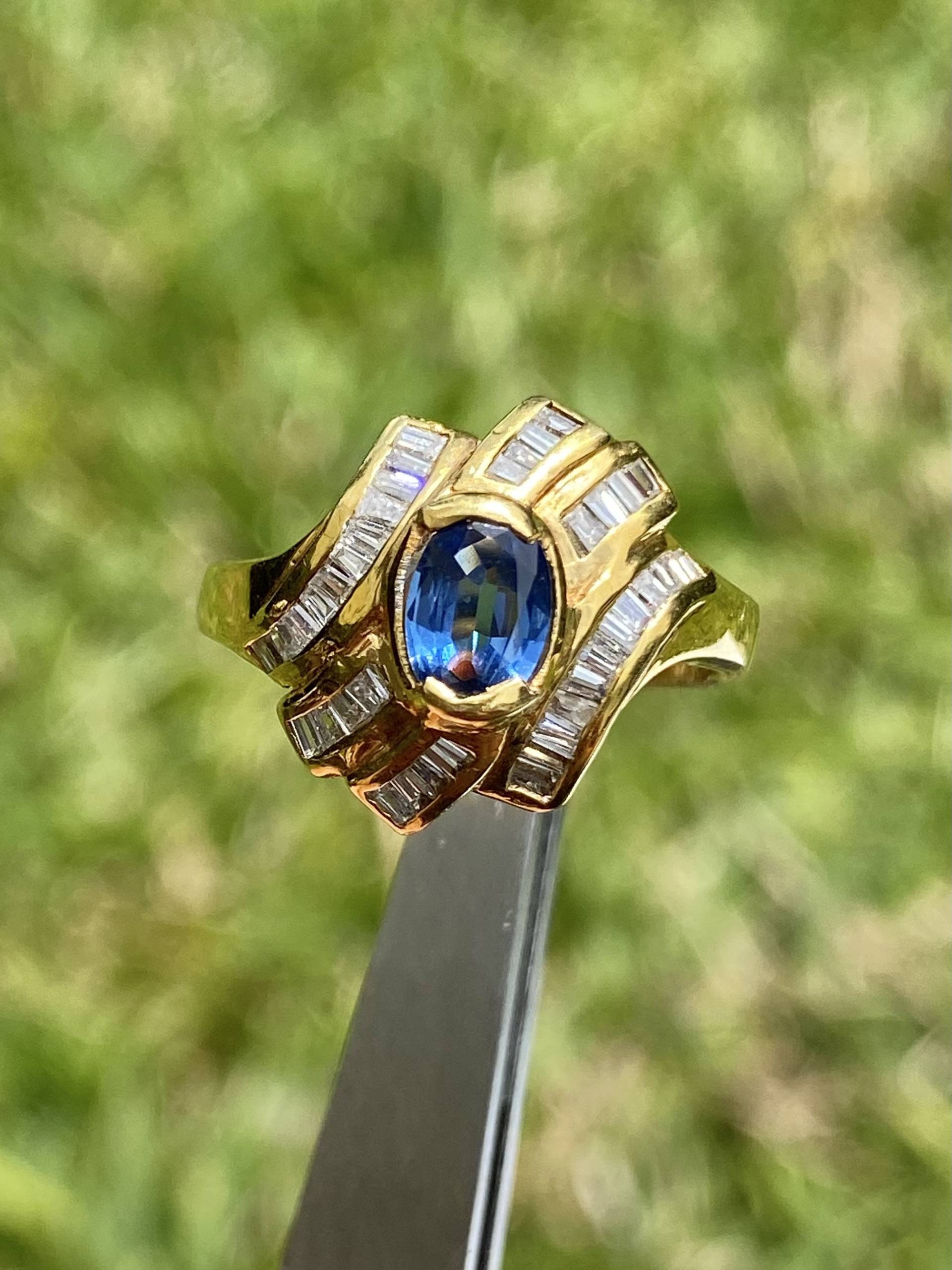 Blauer Saphir Und Baguetteschliff Diamantring, Diamant Cluster Ring Mit Ovalschliff Blauem in 14 Karat Massivem Gold von AssayJewelers