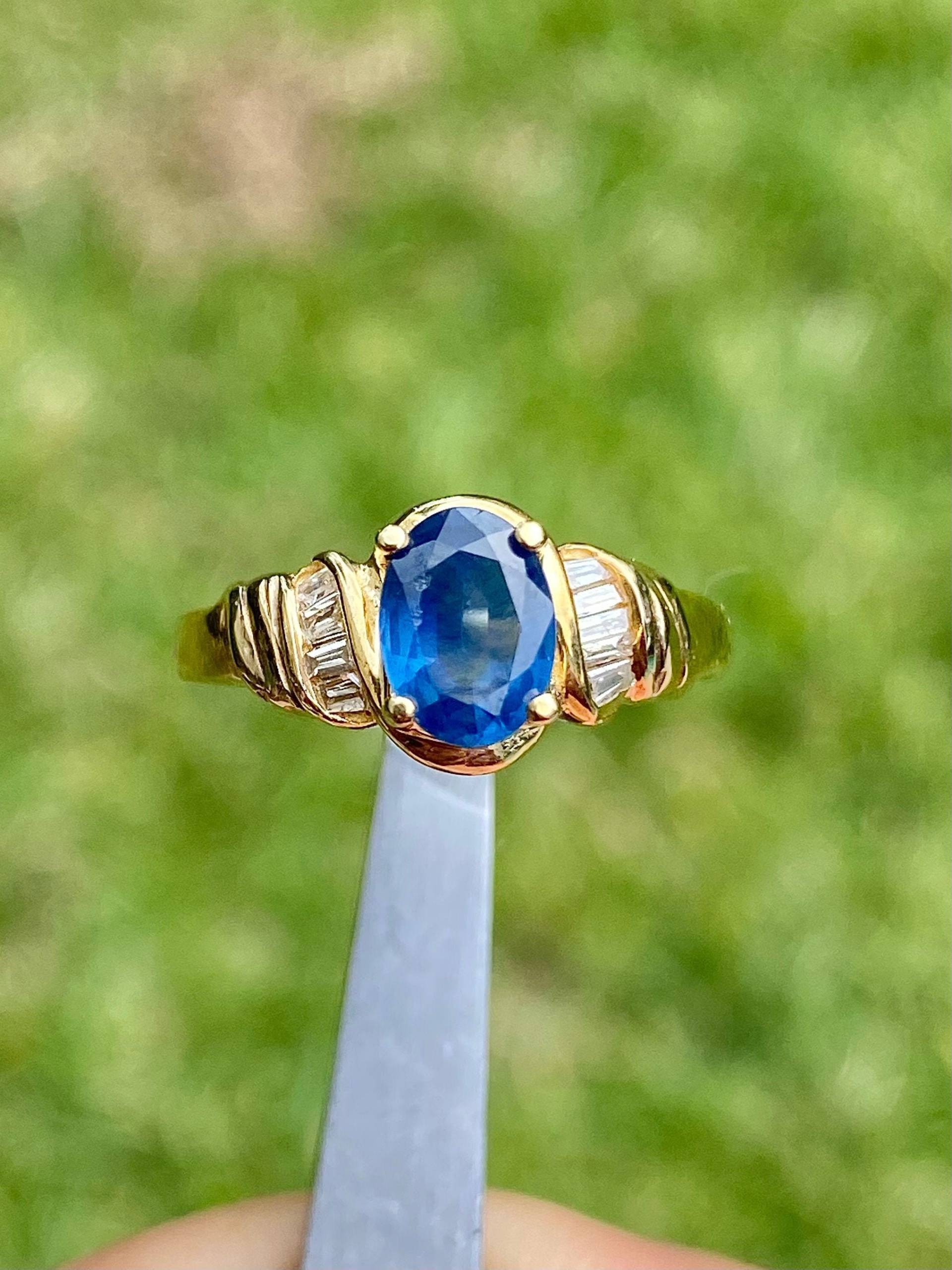 Blauer Saphir-Verlobungsring Im Ovalschliff, Blauer Saphir Und Baguette-Diamant-Verlobungsring Aus 585Er Gelbgold, Natürlicher von AssayJewelers