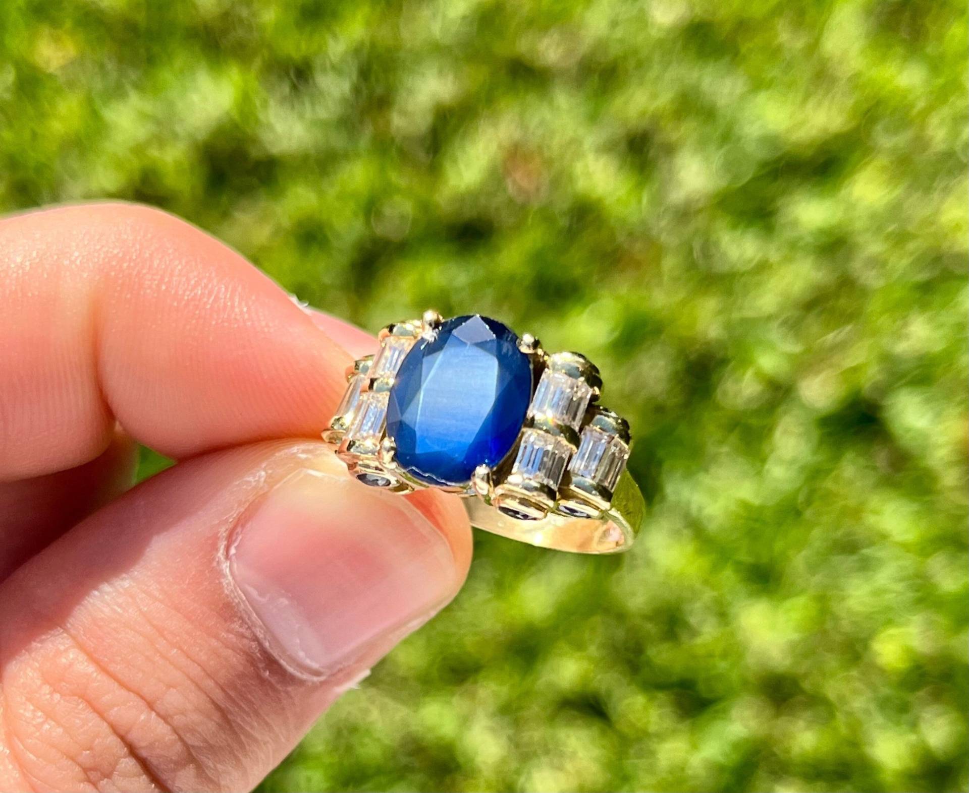 Chanthaburi Saphir, Vintage Art Deco Retro Blauer Saphir Ring, Stil Cocktail Ring Mit Baguette Diamant Seitensteinen von AssayJewelers