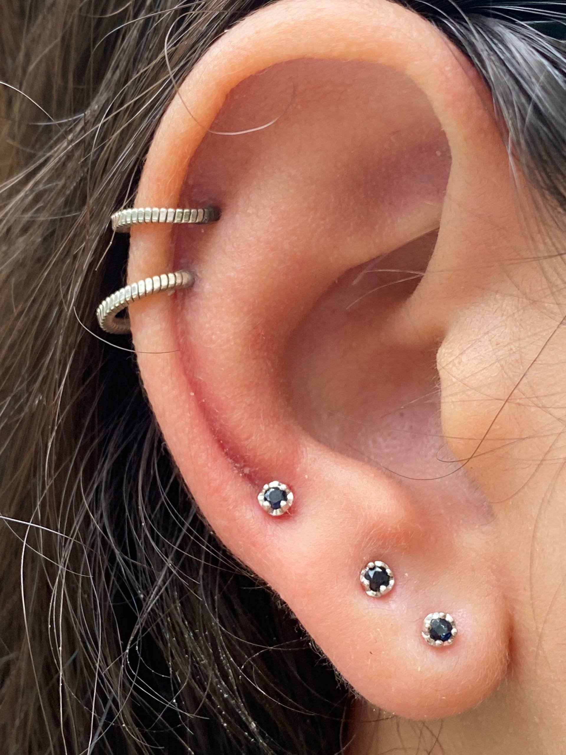 Kleine Schwarze Saphir-Ohrstecker Aus Sterlingsilber von AssayJewelers