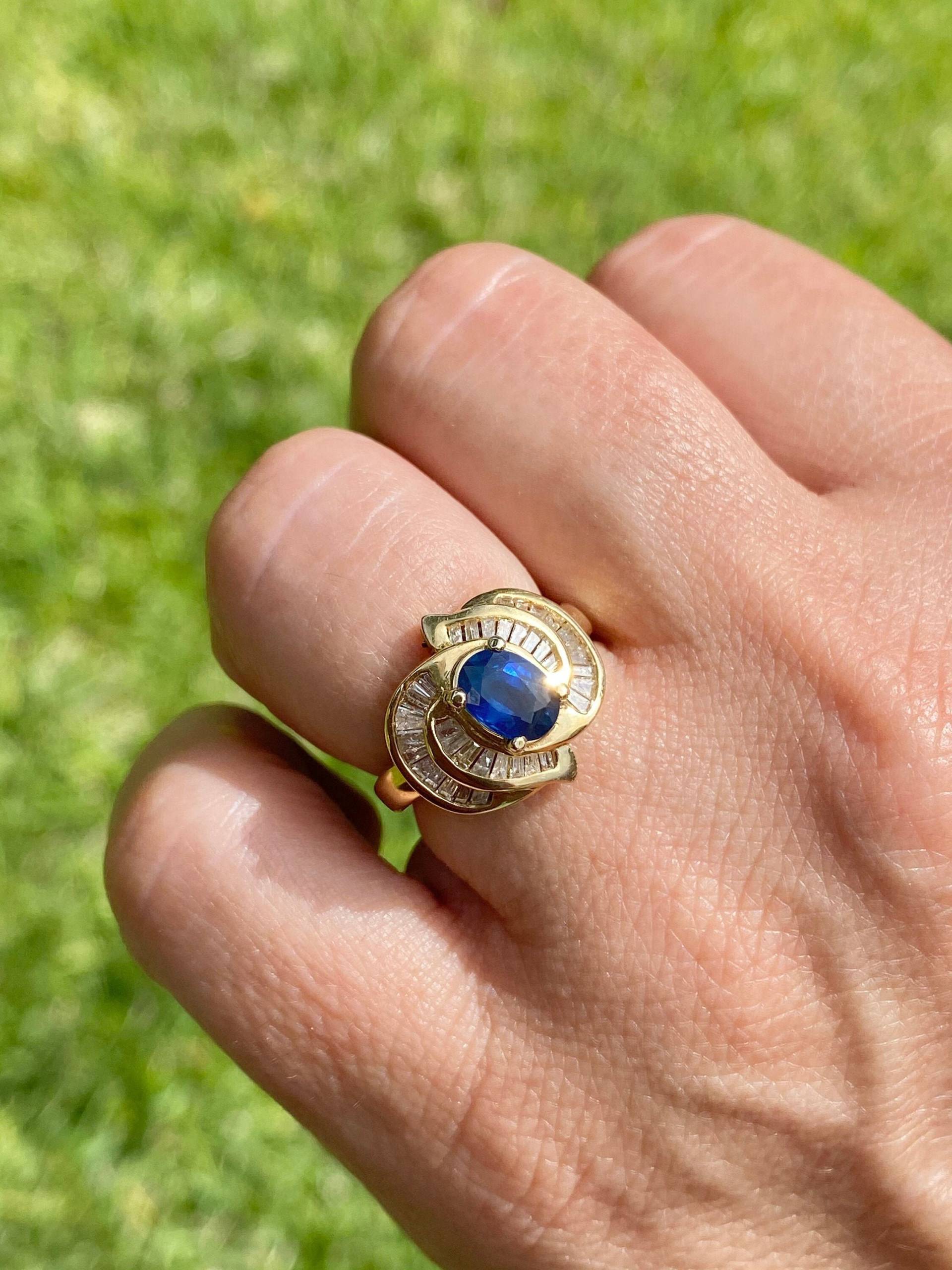 Vintage Blauer Saphir Und Diamant Im Baguetteschliff Cocktailring, 14K Solid Gold Ring, Ovalschliff von AssayJewelers