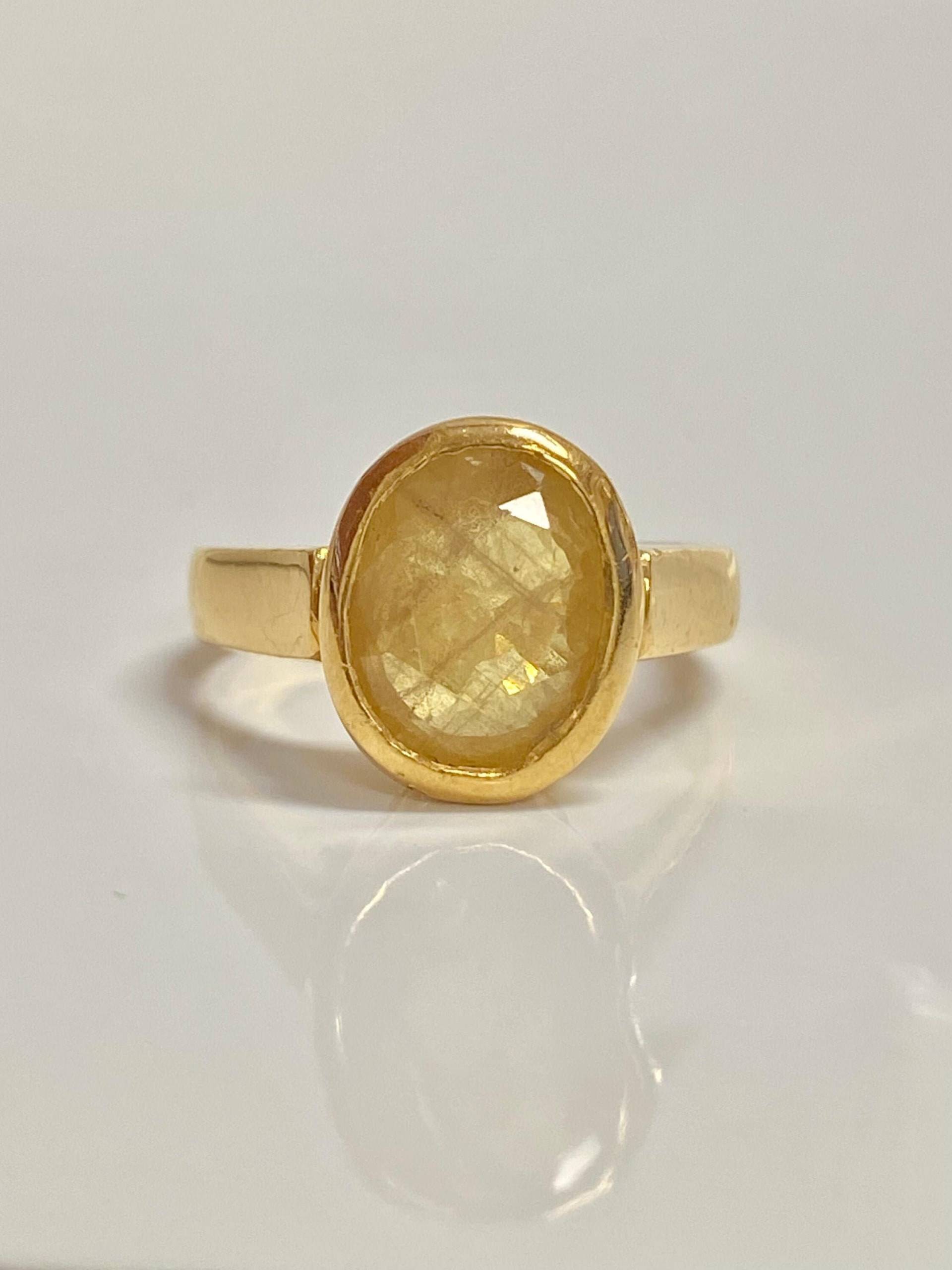 Vintage Gelber Saphir Ring Aus 22K Massivgold, Oval Cut Pinky Ring, Natürlicher Antik von AssayJewelers