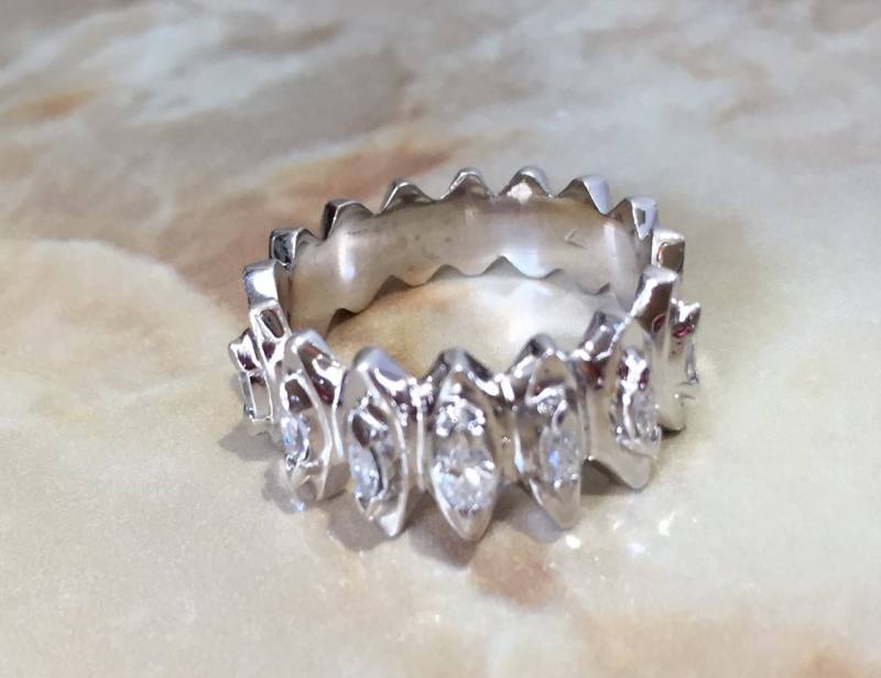 Vintage 14K Weißgold Marquise Diamant Ehering, Handgraviert, 1950Er Jahre Vintage 14K Weißgold Marquise Diamant Ehering, Handgraviert, 1950Er Jahre von AssociatedDiamonds