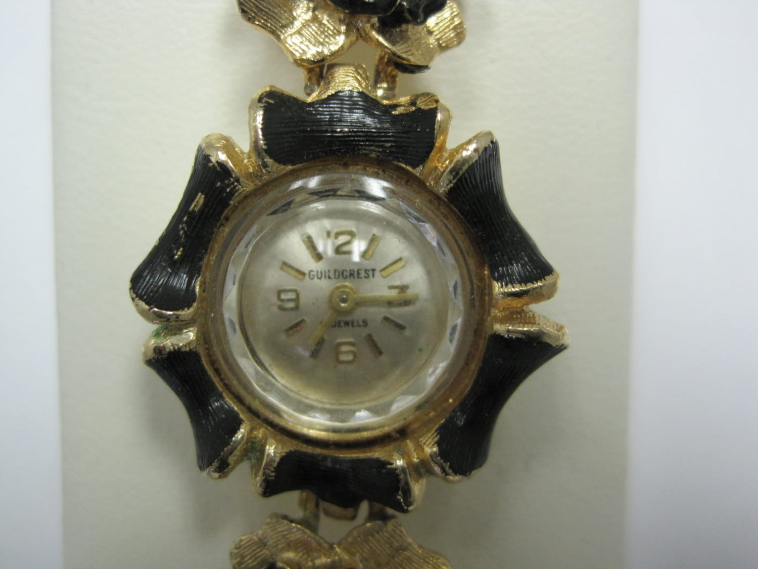 Gildencrest Vintage Damen-Armband-Uhr Schwarze Emaille-Blumen-Design Gildencrest Vintage Damen-Armband-Uhr Schwarze Emaille-Blumen-Design von AssociatedDiamonds