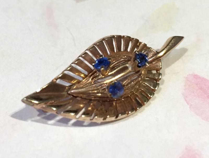 Vintage 14K Rose Gold Blatt Brosche Mit Blauen Saphiren Vintage 14K Rose Gold Blatt Brosche Mit Blauen Saphiren von AssociatedDiamonds