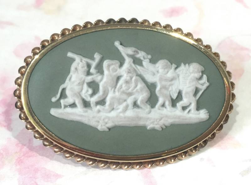 Vintage 1968 Wedgwood Jaspis Brosche Cherubs & Angels, Made in England Vintage 1968 Wedgwood Jaspis Brosche Cherubs & Angels, Made in England von AssociatedDiamonds
