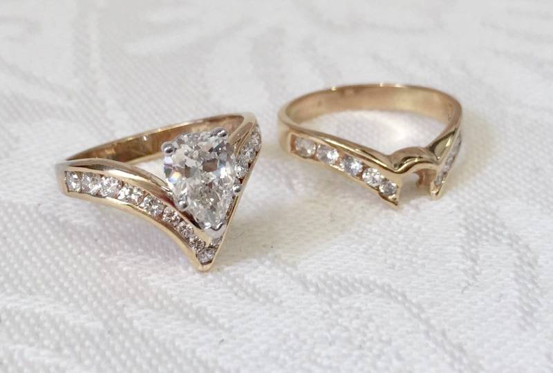 Vintage 14K Gelbgold Birne Diamant Verlobungsring Set Mid-Century Ehering, Size 5 von AssociatedDiamonds