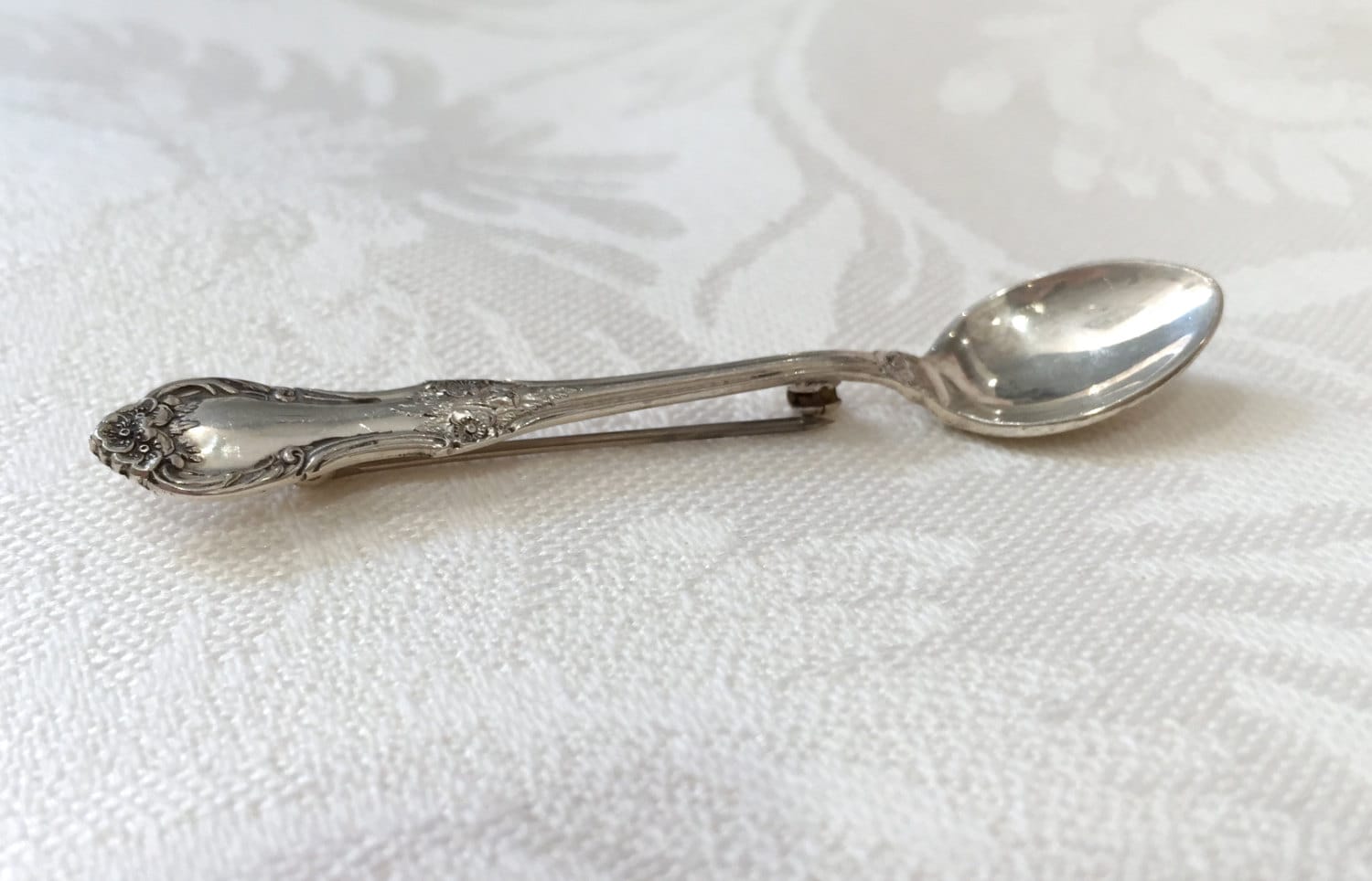 Vintage Sterling Silber Salz Löffel Brosche Floral Blätterrolle Design Vintage Sterling Silber Salz Löffel Brosche Floral Blätterrolle Design von AssociatedDiamonds