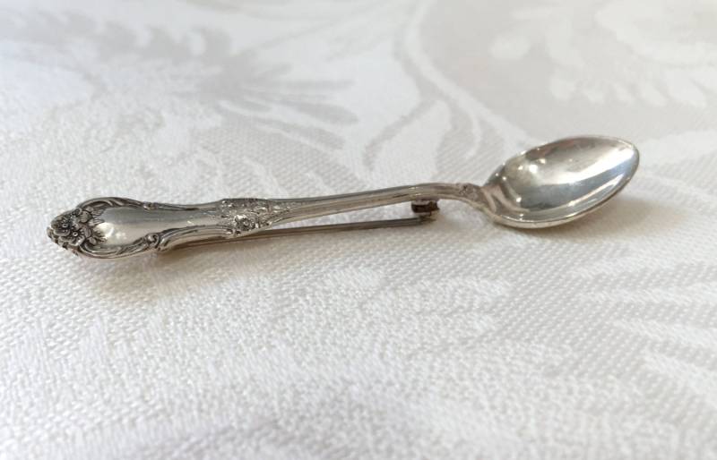Vintage Sterling Silber Salz Löffel Brosche Floral Blätterrolle Design Vintage Sterling Silber Salz Löffel Brosche Floral Blätterrolle Design von AssociatedDiamonds