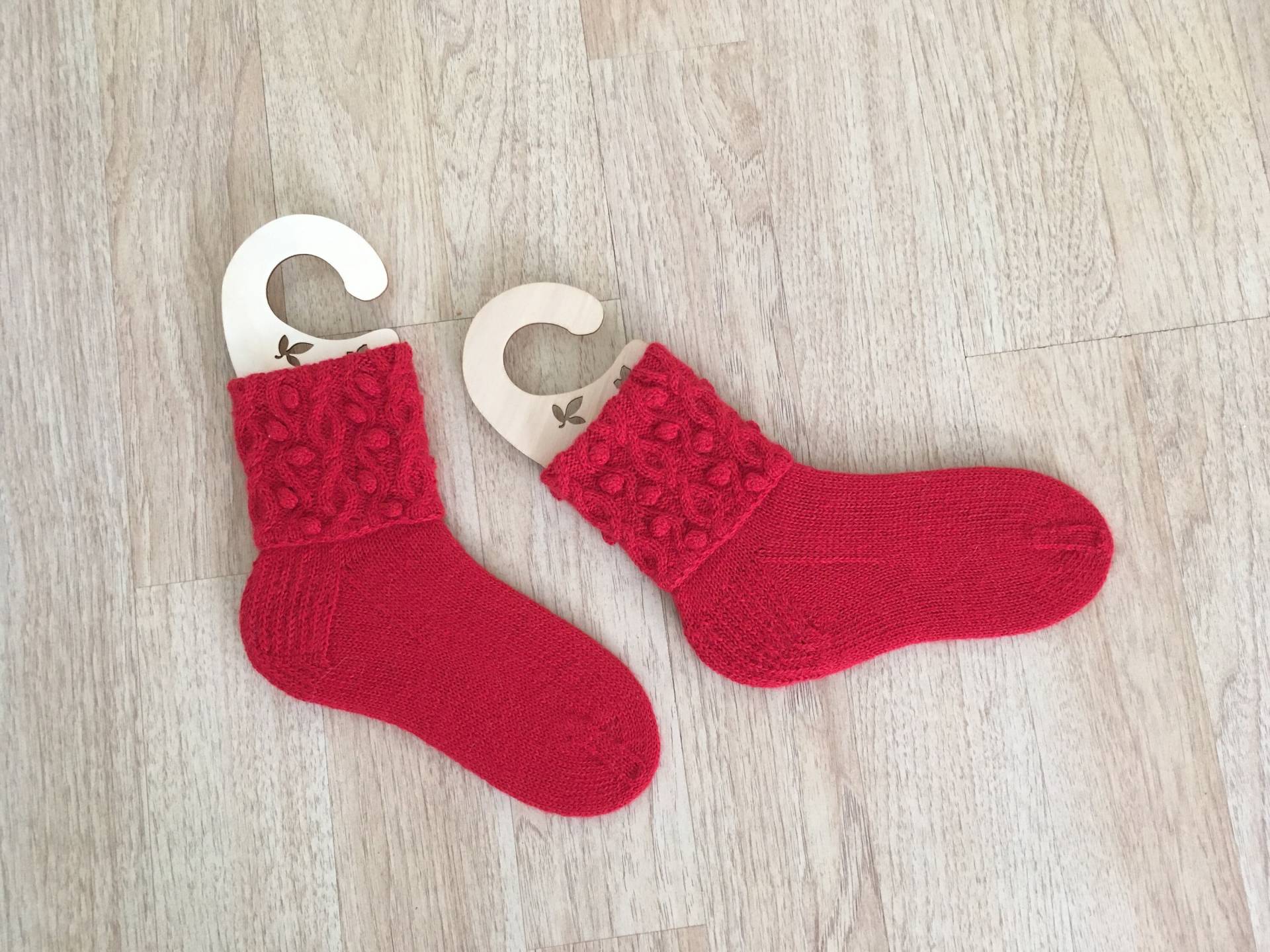 Handgemachte Damensocken, Gestrickte Socken, Alpaka & Seidenmischung - Rot von AstaWool