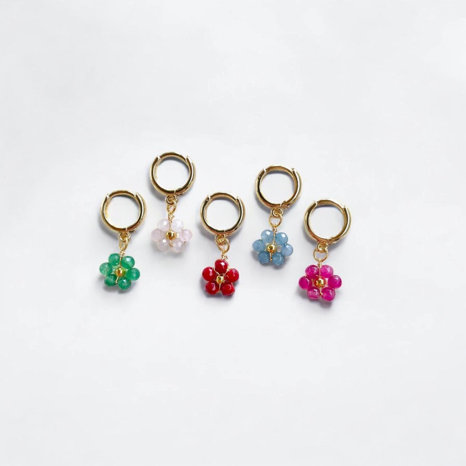 Blumen Ohrringe Aus Naturstein - Hängeohrringe Hypoallergenen Brassmetall in Gold/Silber, Handgemacht Und Einzigartig von AsteraceaShop