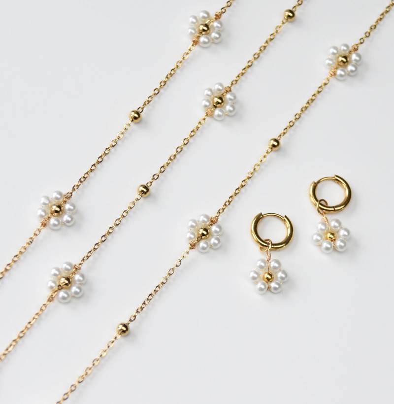 Blumen Ohrringe Mit Passender Kette Aus Perlen - Hängeohrringe Hypoallergenem Edelstahl in Gold/Silber, Handgemacht Und Einzigartig von AsteraceaShop