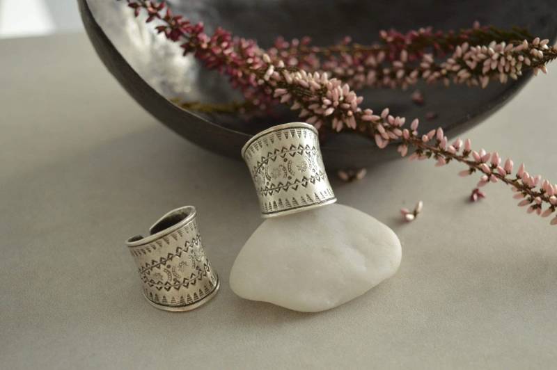 Boho-Stil Großer Silber Gravierter Ring, Kompliziertes Graviertes Design Statement Schmuck Stapelbar Verstellbarer Erschwinglicher Boho Größe 5-6 von Asterodea