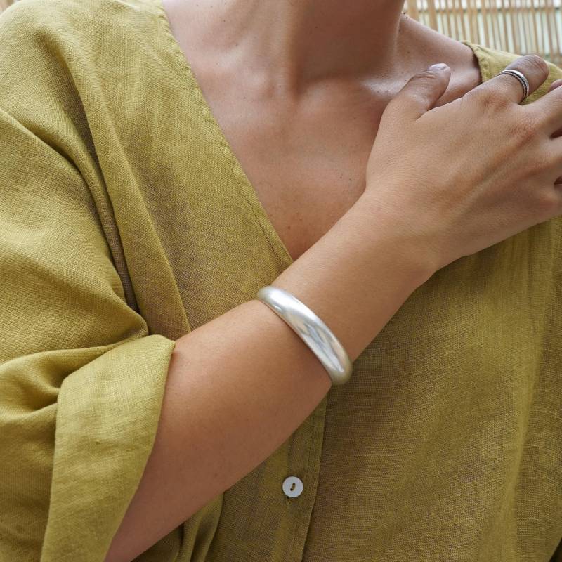 Große Silberne Sade-Manschette, Dickes Versilbertes Armband, Stapelbares Statement-Armband, Boho, Zart Minimalistisch, Stil Der Freien Menschen von Asterodea