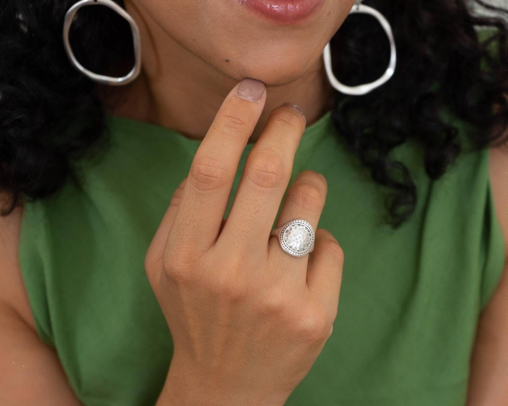 Silber Gehämmert Runden Ring von Asterodea