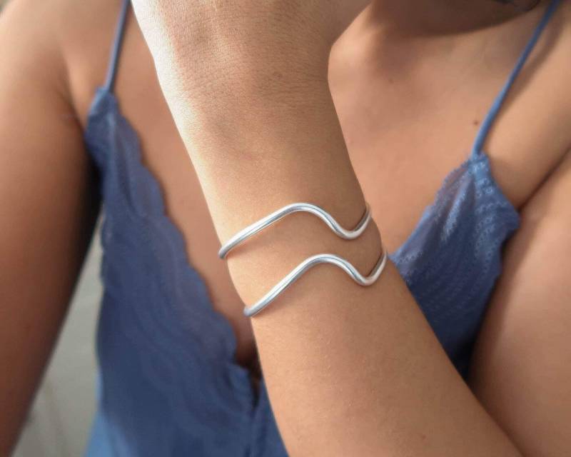 Silber Wellen Armreif, Stacking Armband Boho Minimal Style, Vergoldete Zierliche Armspange, Einfache Welle von Asterodea