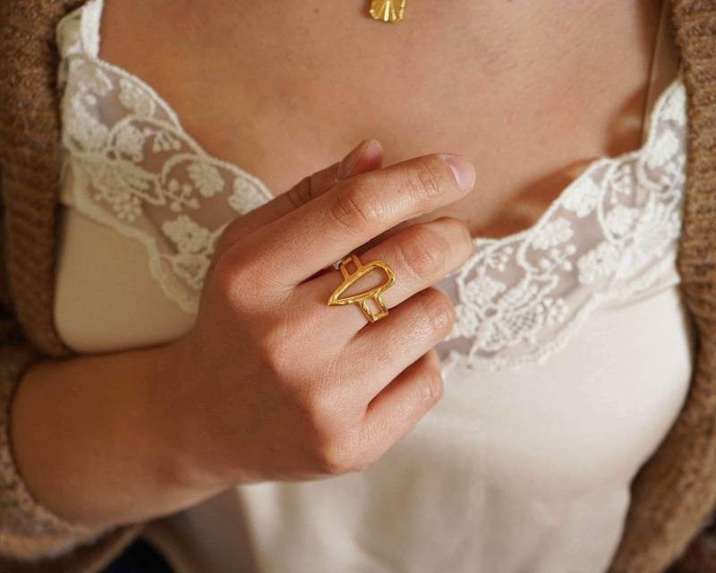 Vergoldeter Ethno Ring, Dreieck Form Linien Boho Moderne Lange Versilbert Drahtgitter Organisch Erschwinglicher Einzigartiger Ring von Asterodea