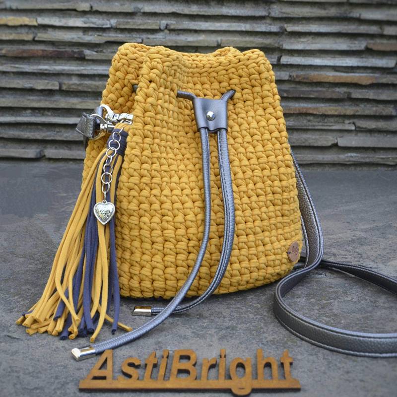 Handgemachte Gehäkelte Beuteltasche Boho Hippie Crossbody, Mustard & Graphite von AstiBright