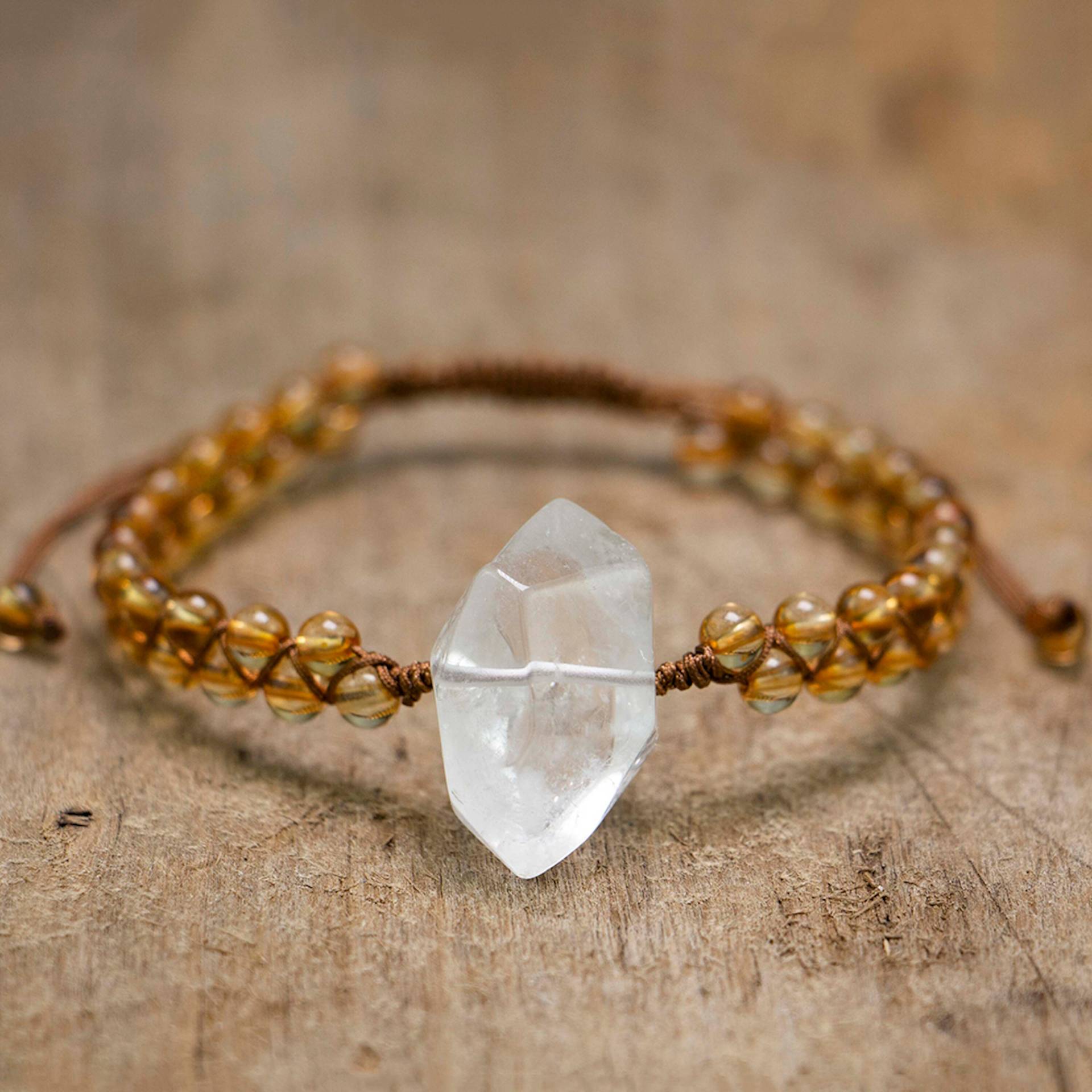 Premium Kristall Charm Verstellbares Makramee Armband Premium Kristall Charm Verstellbares Makramee Armband von AstorLuxe