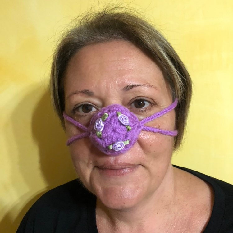 Lila Nasenwärmer Mit Rosen, Gestrickter Nasenwärmer, Outdoor Kalte Gehäkelte Nase, Winteraccessoires, Lustiges Geschenk Für Gir von AstraCraftDesign