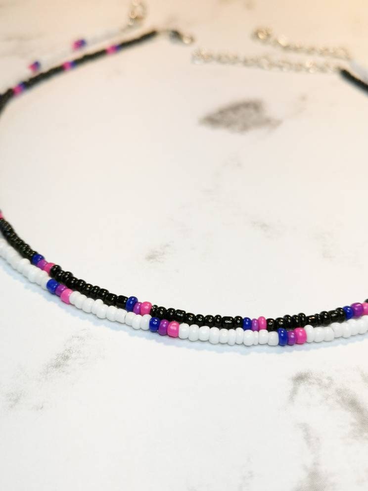 Bi Pride Perlenkette | Schwarz Weiß Stolz Halskette Subtile Schmuck von AstraEtLunae