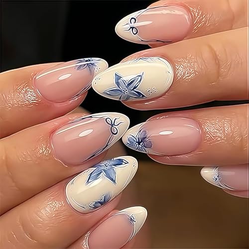AstraGlam 24 Stück Kurze French Press On Nails Mandelform – Nude Fake Nägel mit Beigefarbener French Spitze und Eleganter Blauer Blumenverzierung, Wiederverwendbares Nagelset für Damen von AstraGlam