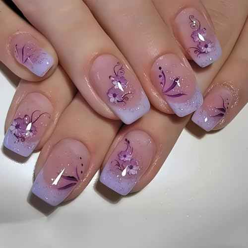 AstraGlam 24 Stück Press on Nails Lila – Kurze Quadratische Künstliche Nägel mit Französischem Design und Lila Blumen – Glänzende Press On Nails Set für Frauen von AstraGlam