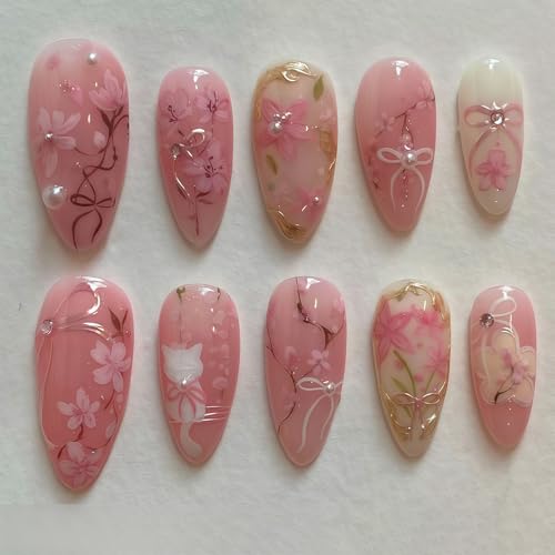AstraGlam 24 Stück Press on Nails Rosa Blumen Design Mittelmandel Kunstnägel mit 3D Strass Perlen Goldglitzer Niedliche Katzenmotiv Frühlingshafte Falsche Nägel für Damen aus Acryl, 3D Gel Nail Art von AstraGlam