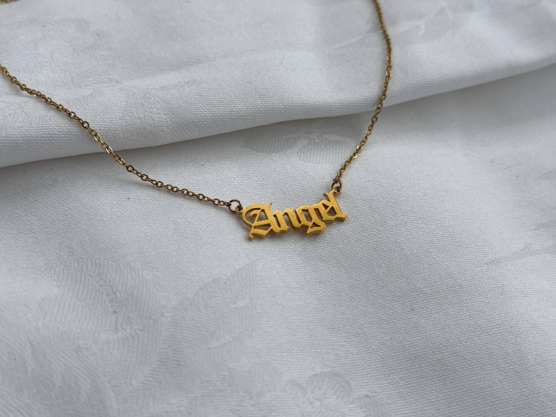 Zierliche Halskette Aus Goldenem Edelstahl L Handgemachte Kette Mit Angel Anhänger in Gothic Schrift | Namenstag Zierliche Halskette Aus Goldenem Edelstahl L Handgemachte Kette Mit Angel Anhänger in Gothic Schrift | Namenstag von AstralxKitt3n