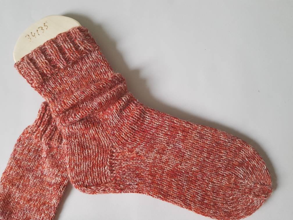 Wollsocken, Wollstrümpfe, Handgestrickt, Größe 33-37, Materialmix, Wolle, Rot Weiß Orange, Erwachsene, Stricken, Pantoffeln, Bettschuhe von AstridErler